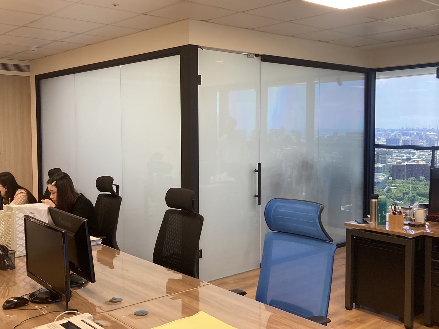 1767957285_Glass office partition5.jpg
